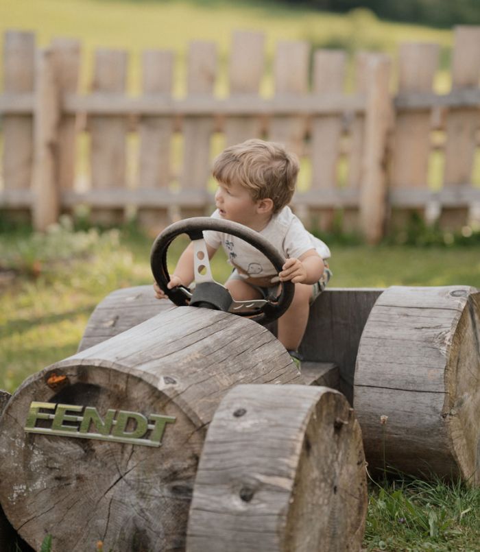 Traktor fahren für die Kleinen - Ferienhof Mair